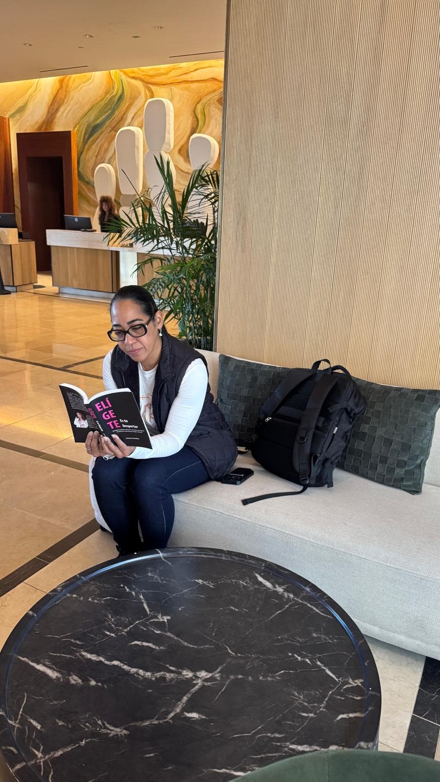 Laura Álvarez leyendo Elígete