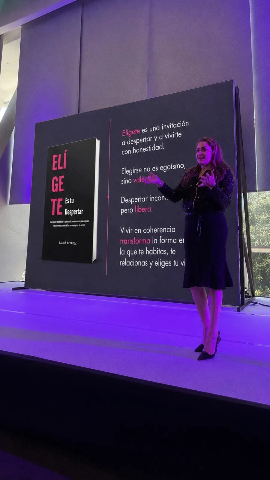 Laura Álvarez presentando Elígete
