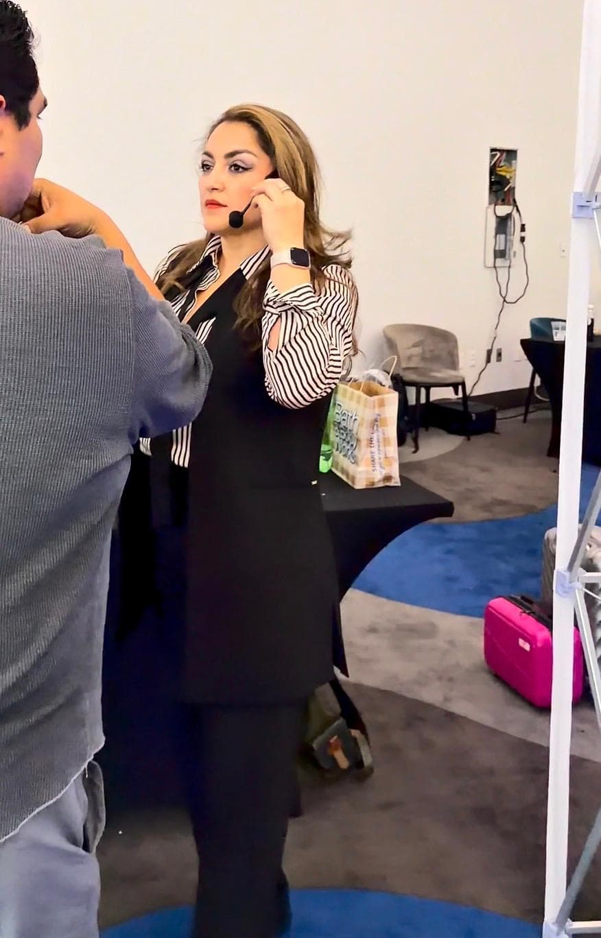 Laura Álvarez preparándose para conferencia