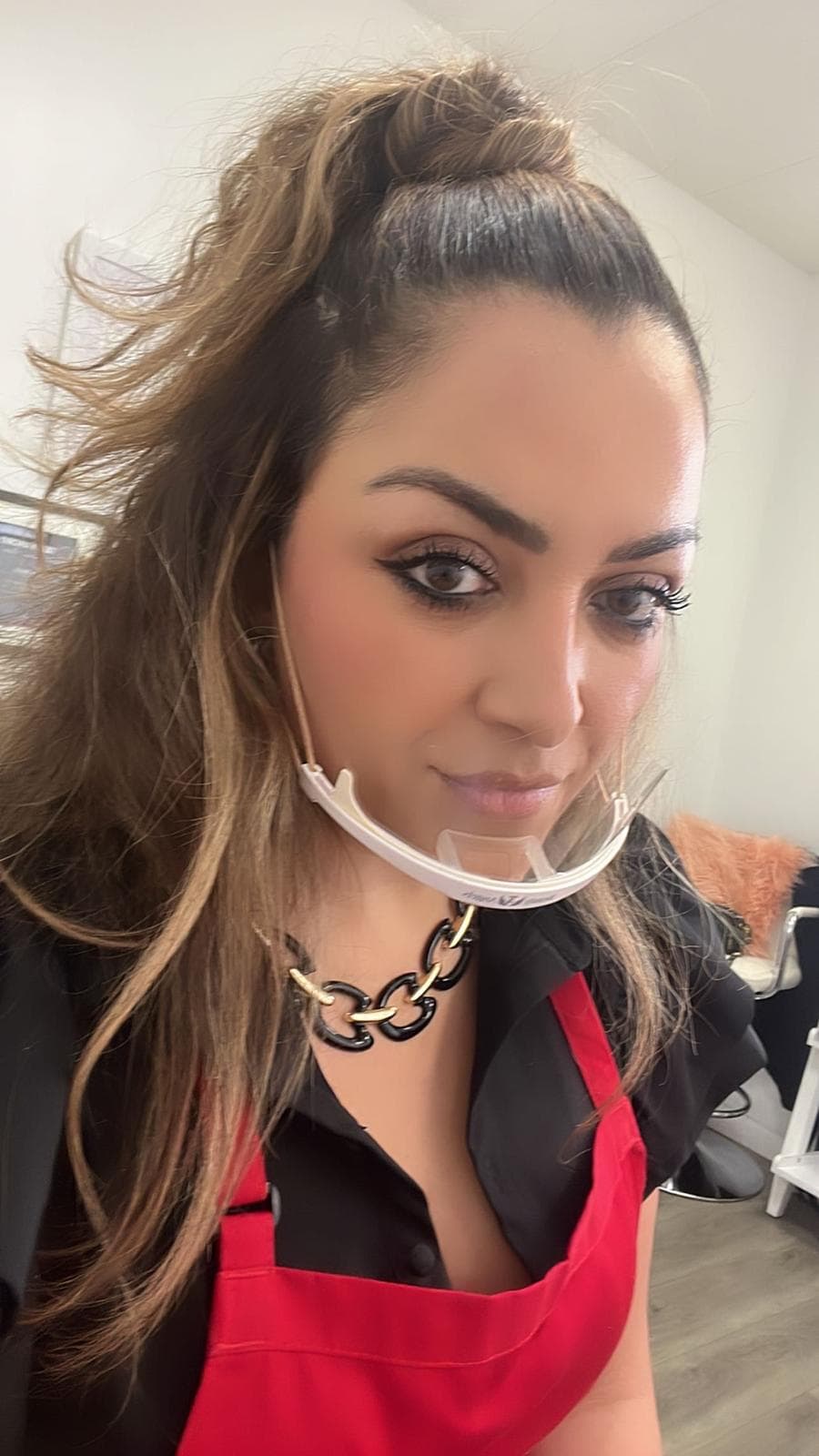 Laura Álvarez realizando micropigmentación