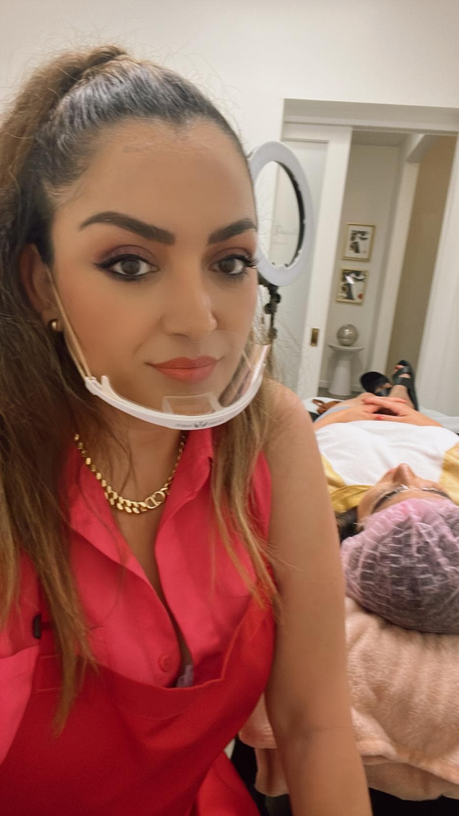 Laura Álvarez trabajando con clienta